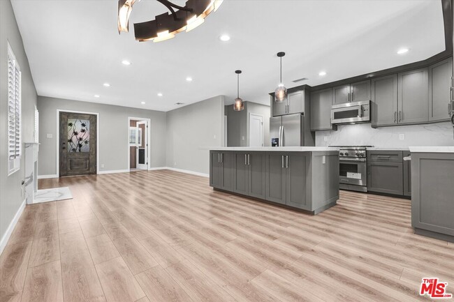 Building Photo - 13964 La Maida St