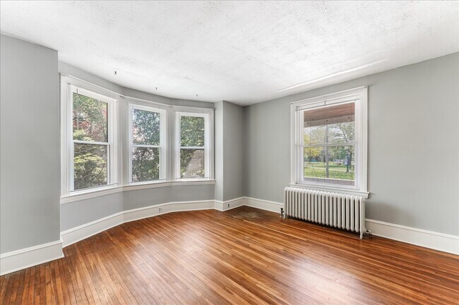 Building Photo - 909 10th Ave