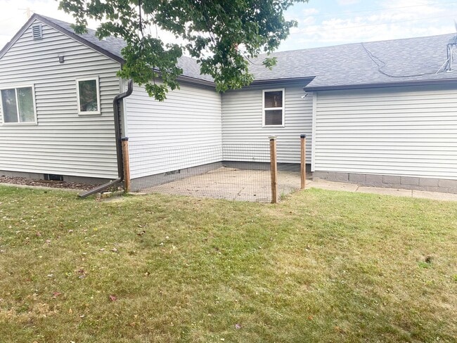 Building Photo - 3-Bedroom 1-Bath Single-Family Home With 1...