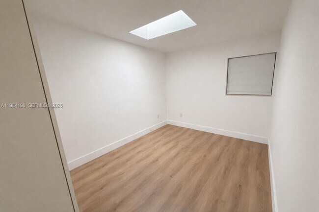 Building Photo - 240 Greenwood Dr