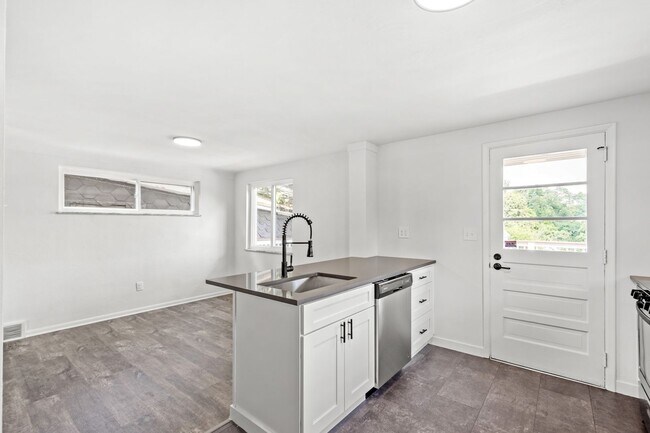 Building Photo - READY FOR MOVE IN!! Don't miss this UPDATED 3-bedroom in Braddock Hills!