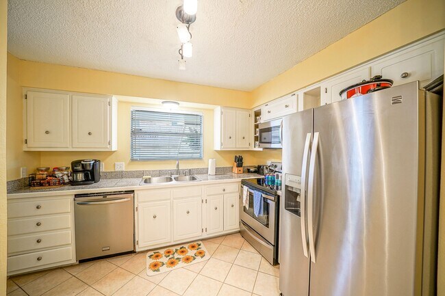 Building Photo - 125 Carl Dr