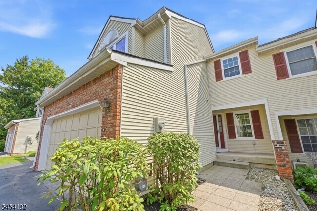 Building Photo - 703 Porter Way W