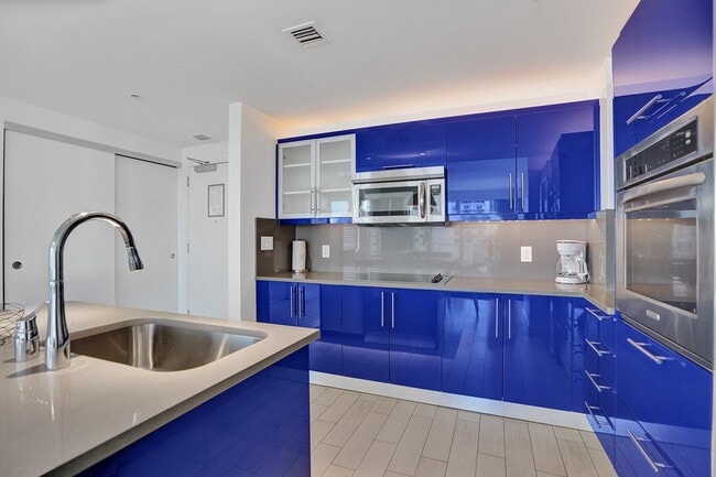 Building Photo - 3101 Bayshore Dr