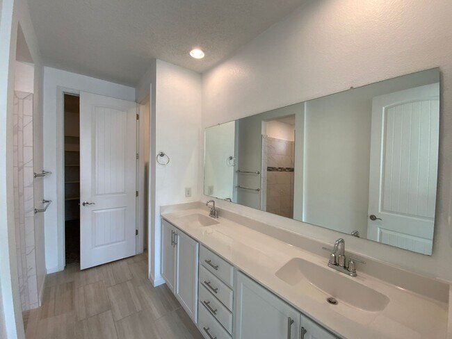 Building Photo - 5 Bedroom Luxury Home Available Near Louis...