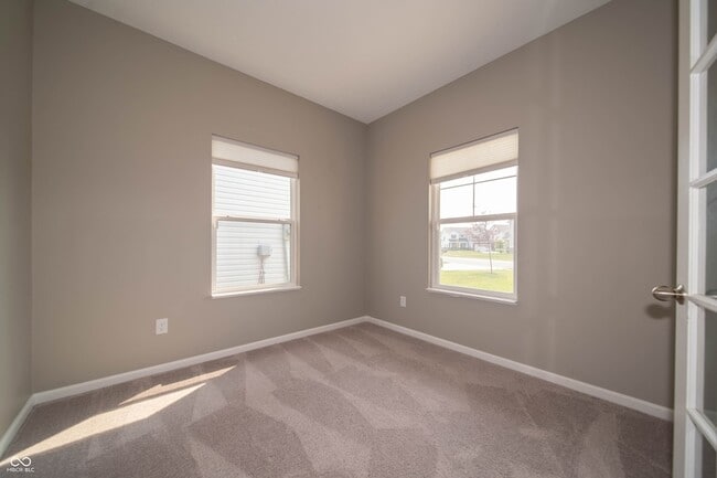 Building Photo - 7062 English Oak Dr