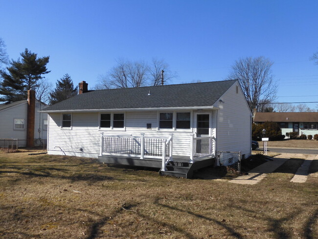 Building Photo - 123 Estates Rd