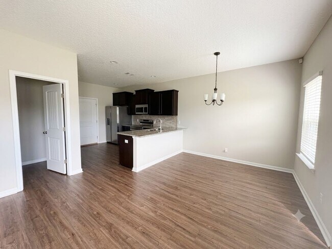Building Photo - Ask mgmt about 1k off the first month of rent