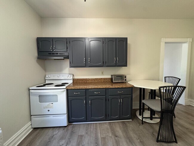 Building Photo - 301 W Beverley St