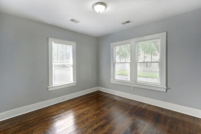 Building Photo - Large 3BR/2BA Downtown Home Walking Distan...