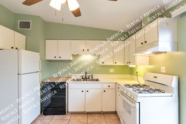 Building Photo - 803 E Holaway Dr