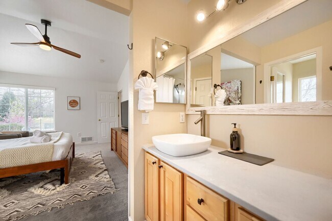 Building Photo - 2 BDR Gorgeous Updated Townhome with Huge Garden