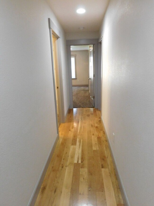 Building Photo - 3Bd/2Ba Single Story Home - Available Soon!