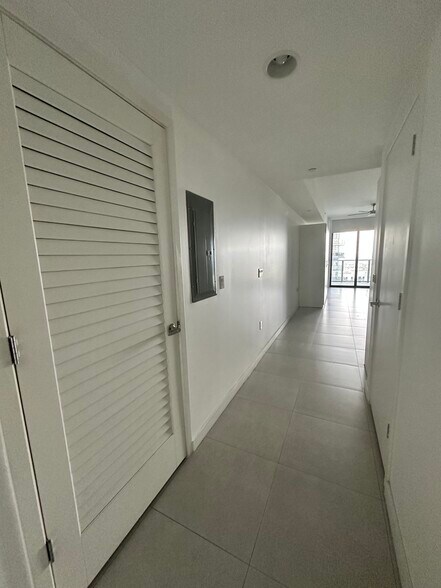 Building Photo - 1010 Brickell Ave