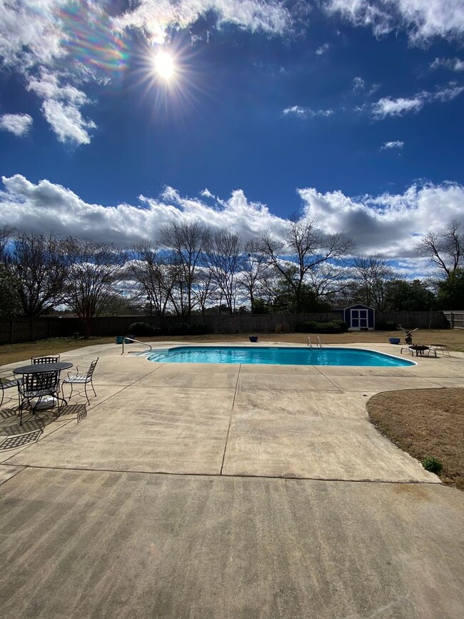 Building Photo - Upscale rental with a pool!