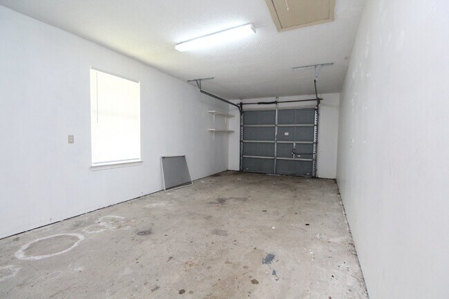 Building Photo - 3/2 Northwest Pensacola brick home with ga...