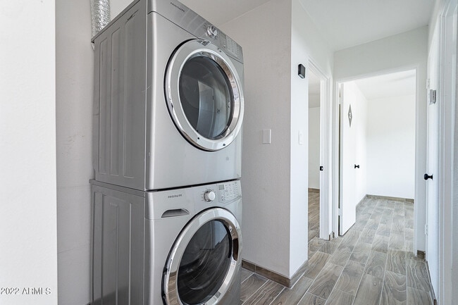 Building Photo - 37 E El Parque Dr