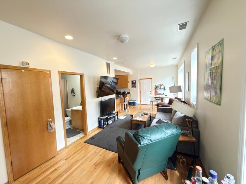 Building Photo - 1446 N Leavitt St