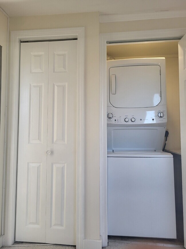 Building Photo - Bright 1BR Apartment with Bonus Space – Heat Included | Dover, NH