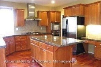 Building Photo - Beautiful 5 + bedroom home - In much desir...