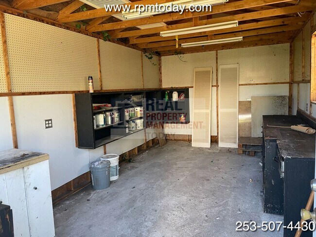 Building Photo - Fantastic Vintage Style 4 Bedroom Home in ...