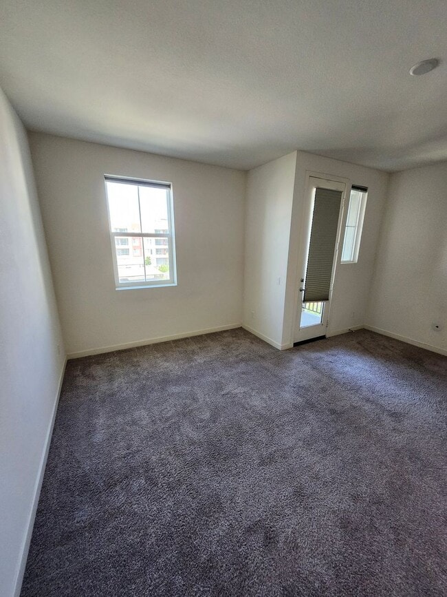 Building Photo - Gorgeous Tri-level Townhouse 3 beds 3 1/2 ...