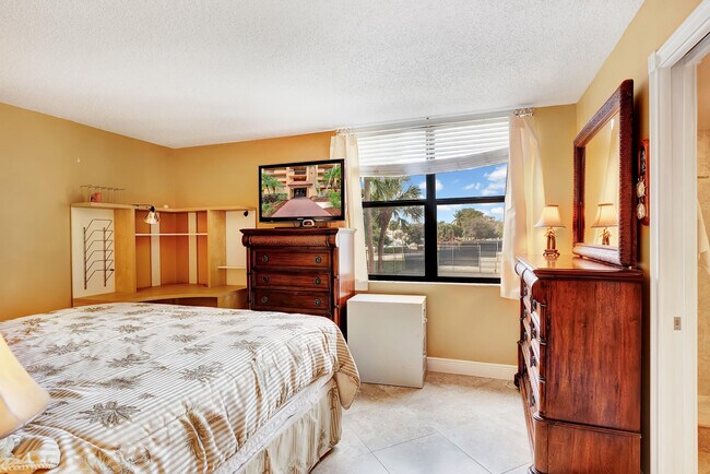 Building Photo - 450 Egret Cir