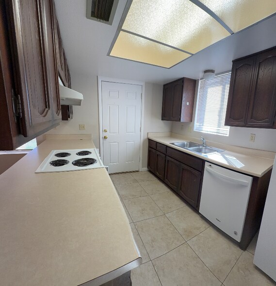 Building Photo - 121 E 14th Pl