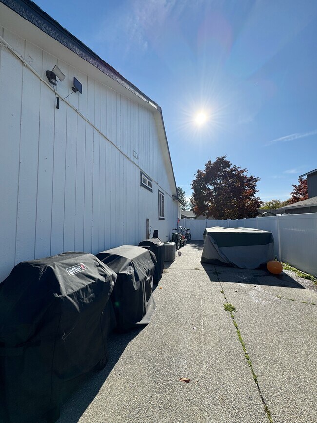 Building Photo - 1923 W Hampson Ave