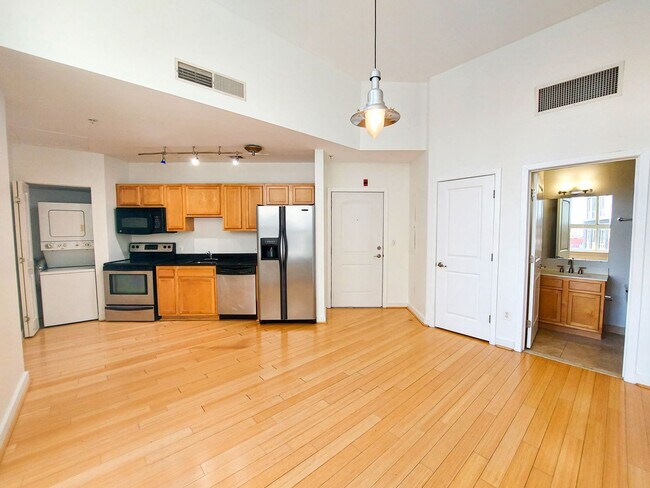 Building Photo - Spacious and Sunlit 1 BR 1 BA in 16th St H...