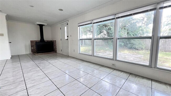 Building Photo - 2421 Laura Pl