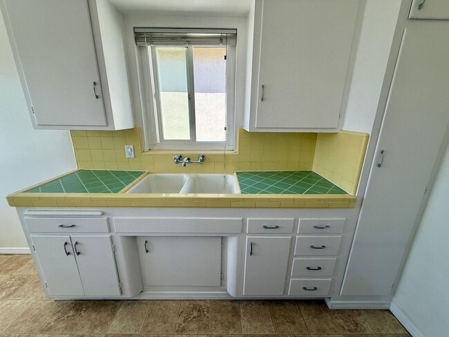 Building Photo - CORNER Upstairs Unit Within Small Gated Community! COMPLIMENTARY Shared Laundry! Spacious Floorplan!