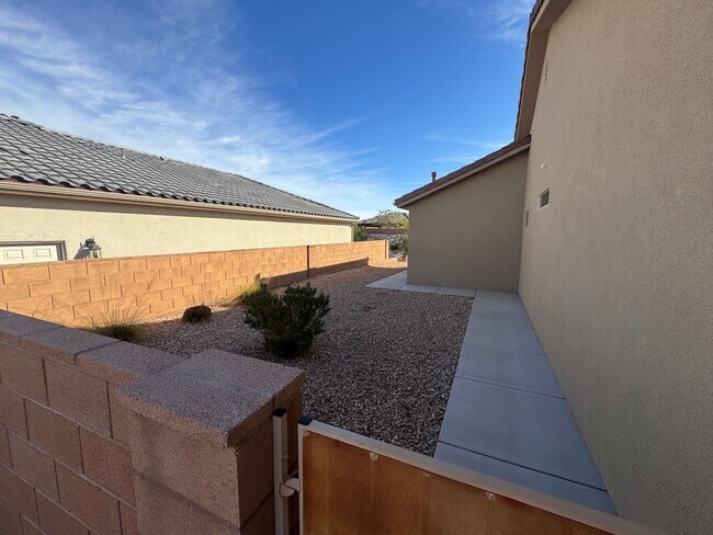 Building Photo - Beautiful 2 Bed / 2 Bath Home in Sun River 55+ Community!!