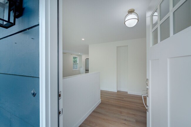 Building Photo - 3bd/1.5ba Seattle House