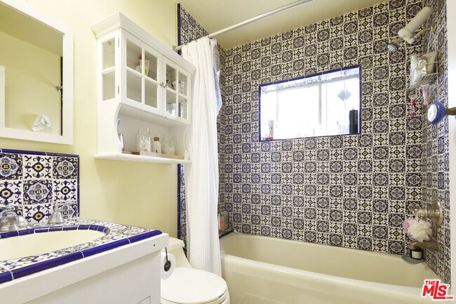 Building Photo - 453 Rialto Ave