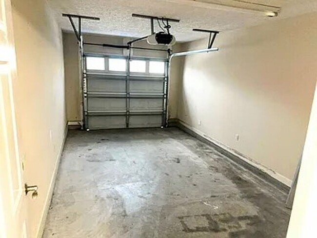 Building Photo - 2 Bedroom 1.5 Bath Near Navy Base