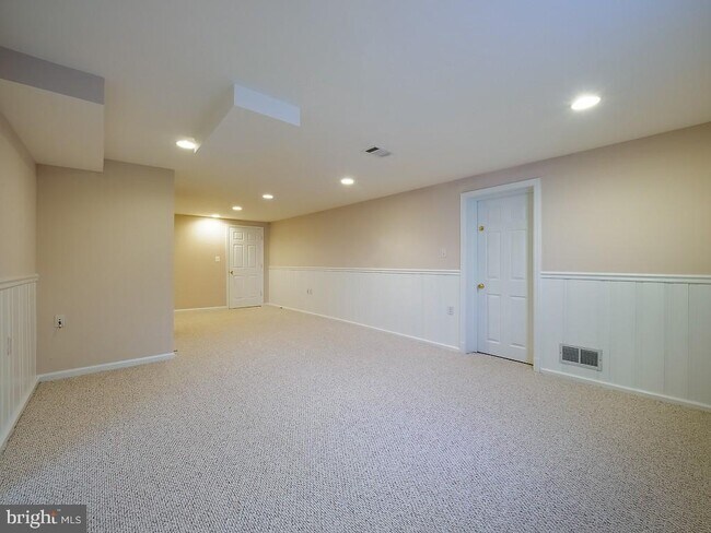 Building Photo - 2702 Navarre Dr