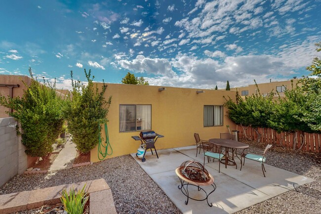 Building Photo - UNSER/LADERA 2 Bedroom  2 Bath  2 car gara...