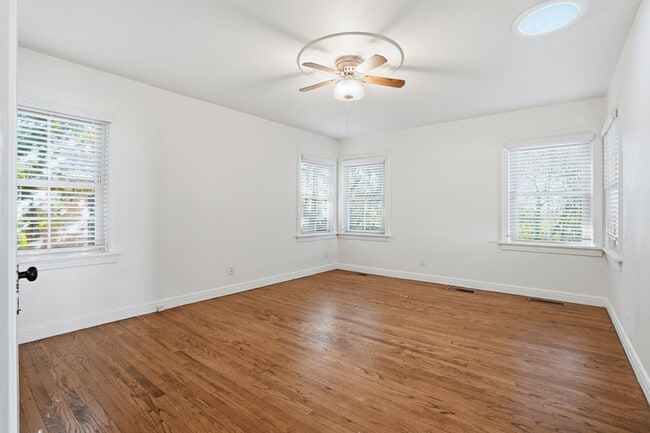 Building Photo - 2608 Highview Terrace