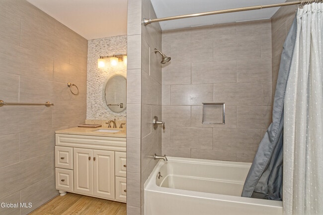 Building Photo - 5 Shamrock Cir