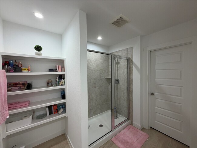 Building Photo - 4986 Edgewood Dr
