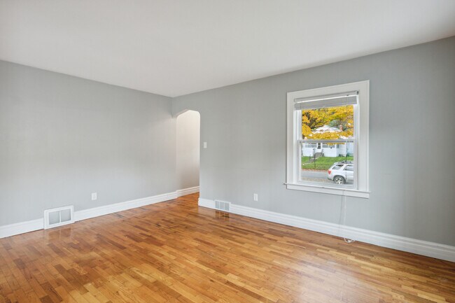 Building Photo - 629 St Clair Ave