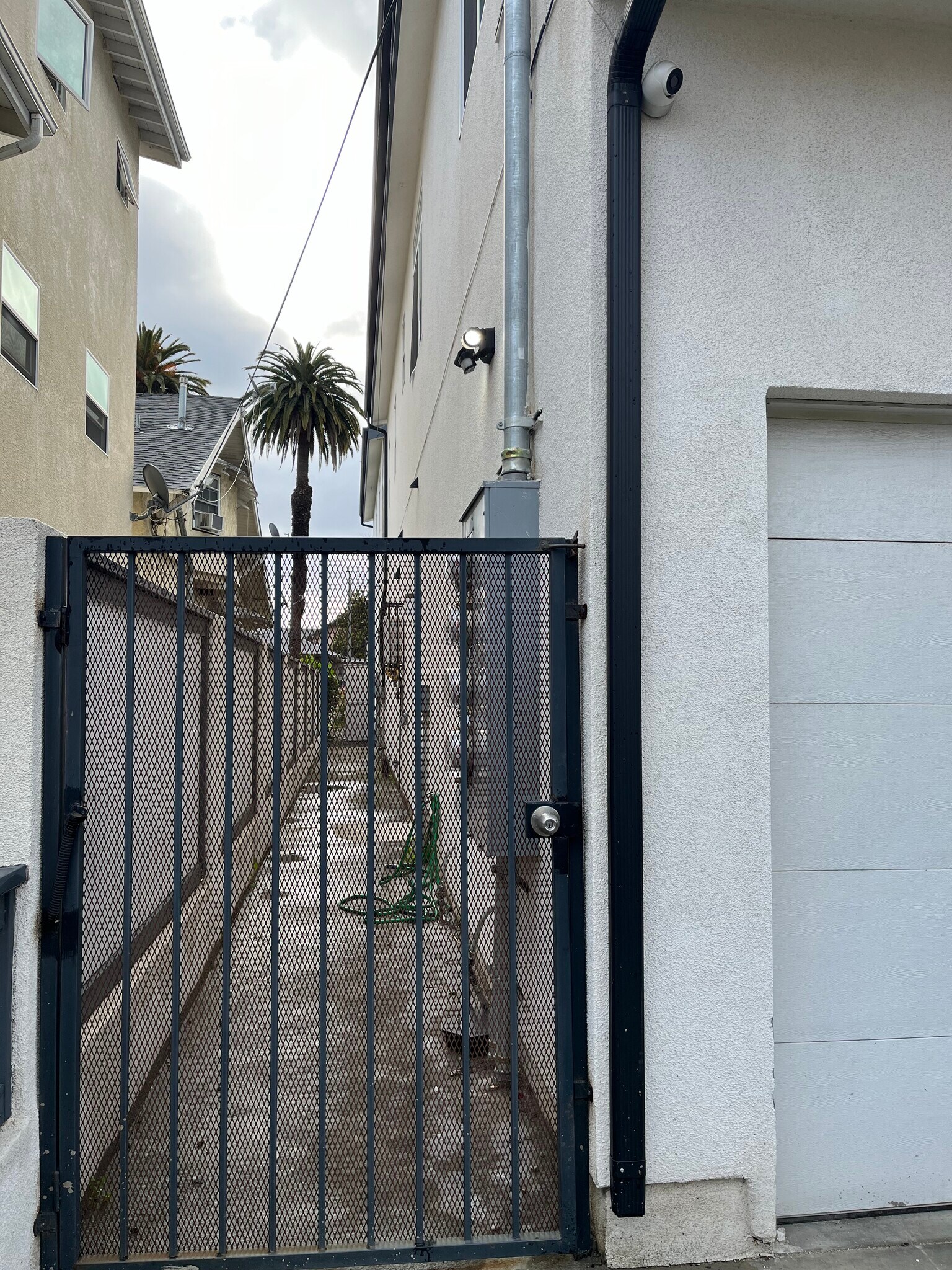 Building Photo - 3955 S Budlong Ave