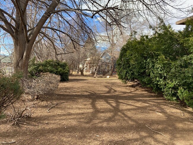 Building Photo - STUDENTS WELCOME! Sprawling 6 Bed / 3 Bath Home Near College and Drake