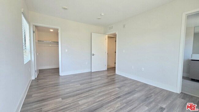 Building Photo - 5030 Rosewood Ave