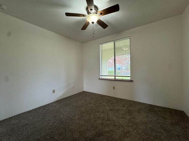 Building Photo - 3-bedroom, 2-bath in Sutherlin