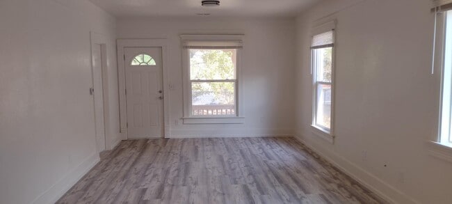 Building Photo - 407 11th Ave