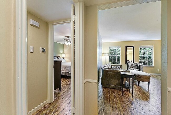 Building Photo - 361 N Post Oak Ln