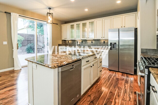 Building Photo - Beautifully Maintained Roseville Home with...