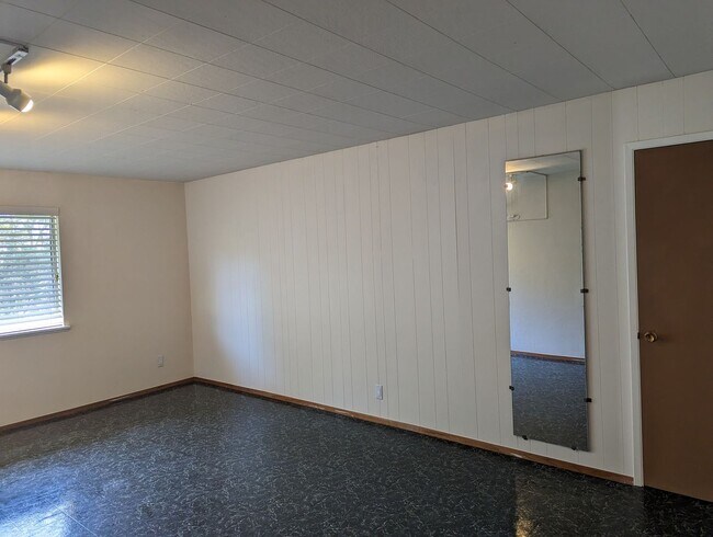 Building Photo - COMMING SOON-Spacious 2 bed 1 bathroom  In...